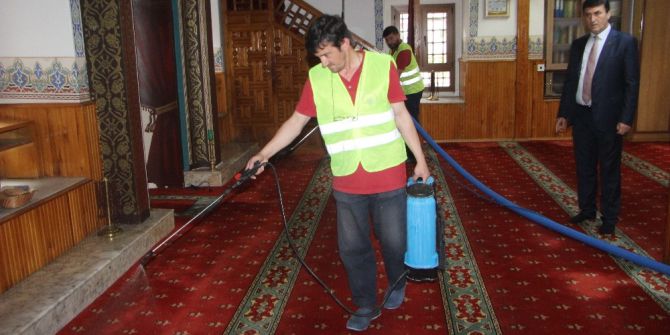 Osmangazi Belediyesi Ramazan Öncesi Camileri Temizliyor
