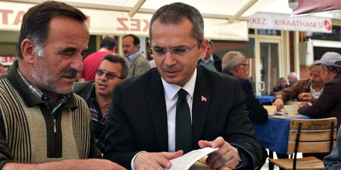 Kaymakam, Hahvehanede Okey Oynayanlarla Kitap Okudu