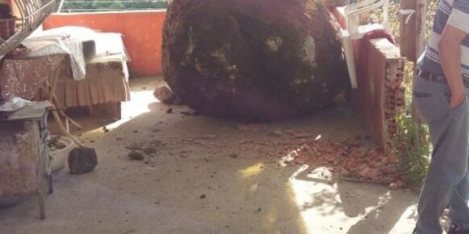 Yamaçtan Kopan Kaya Gece Yarısı Balkona Düştü