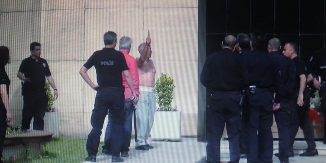 Adliye Önünde Bıçakla Kendini Doğramaya Kalktı