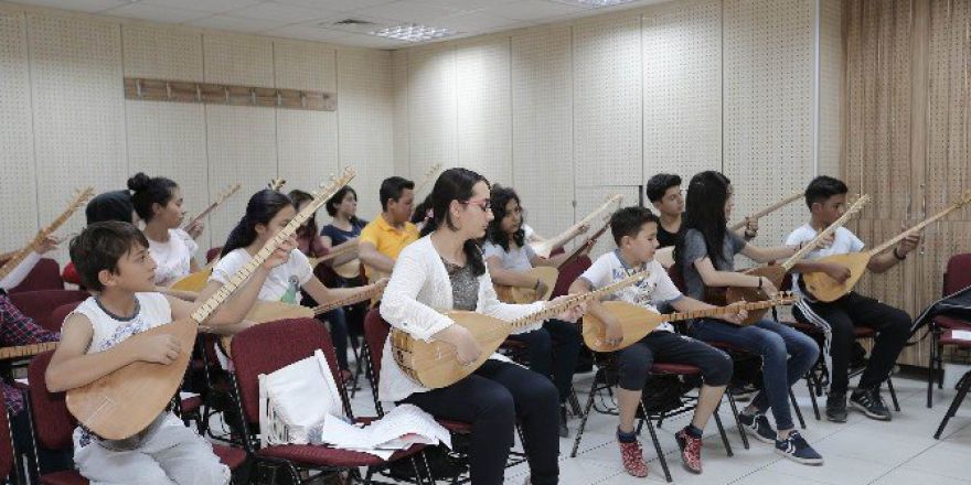 Gençler Büyükşehir Yaz Kurslarında Sanat Öğreniyor