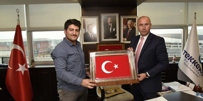 15 Temmuz Gazisinden Başkan Togar’a Nakış İşlemeli Türk Bayrağı Tablosu