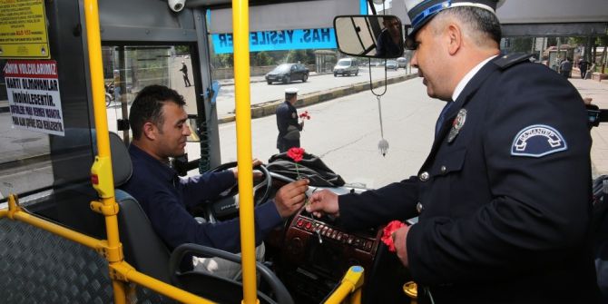 Polis Sürücülere Karanfil Dağıttı
