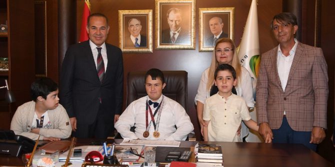 Başkan Sözlü, Makam Koltuğunu Engelli Çocuklara Bıraktı