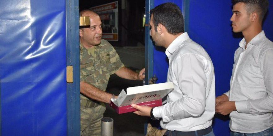 İş Makineleri Geri Çekildi Askere Tatlı İkram Edildi