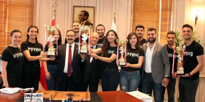 Kupalarını Rektör Gür’e Verdiler