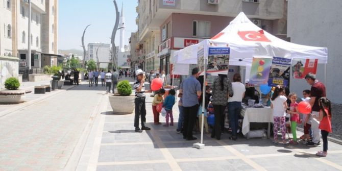 Cizre’de Sevgi Sokağında Trafik Bilgilendirme Standı Açıldı