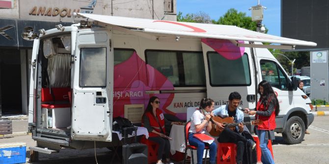 Canlı Müzik Eşliğinde Kan Bağışı