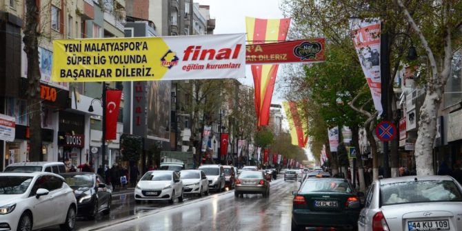 Malatya’da Sokaklar Sarı Kırmızıya Boyandı