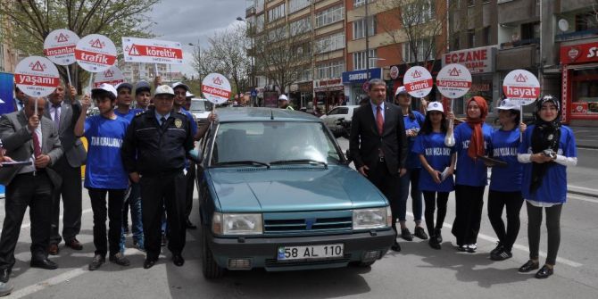 Sivas’ta Üniversiteli Öğrencileri Trafik Kontrolü Yaptı