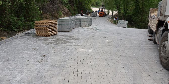 Erdemli Belediyesi, Yolları Parke Taşlarla Döşüyor