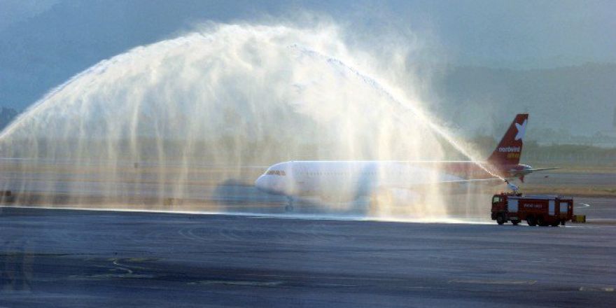 Rusya’dan Dalaman’a Gelen Uçak Su Takıyla Karşılandı