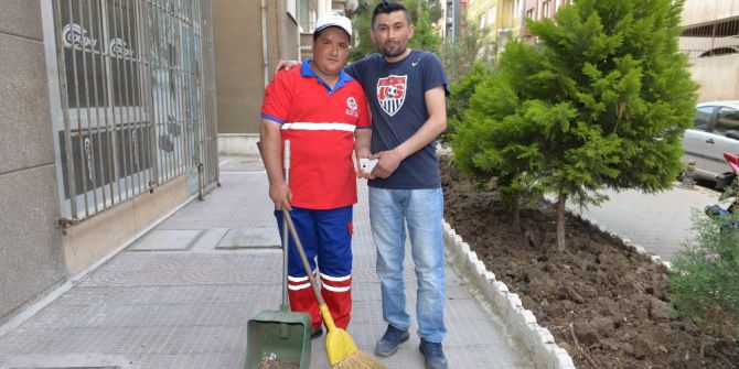 Temizlik İşçisi, Bulduğu Telefonu Sahibine Teslim Etti