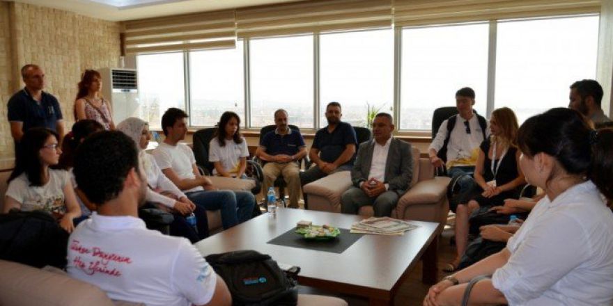 Yaz Okulu Öğrencilerinden Rektör Acer’e Ziyaret