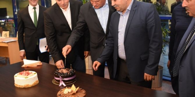 Meclis Üyesi Ayhan Cicu’ye Mecliste Sürpriz Doğum Günü