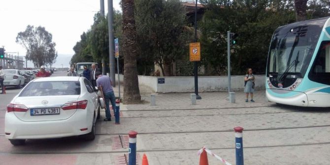 Tramvay Raylarına Aracını Bıraktı, Dakikalarca Almadı