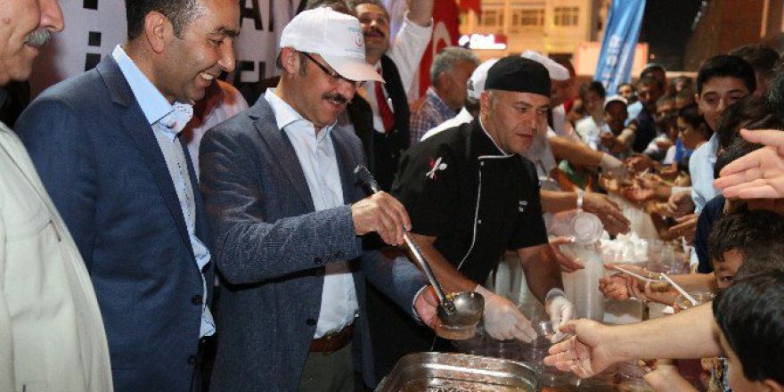 Yozgat’ta Demokrasi Nöbetine Katılan Vatandaşlara Aşure İkram Edildi