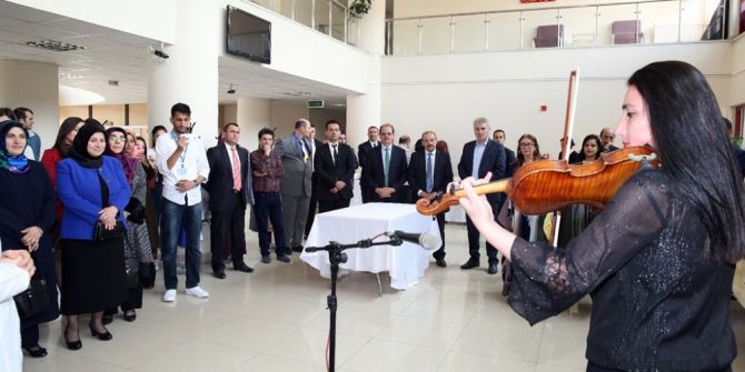 Vali İsmail Ustaoğlu, Öğrenciler Yararına Düzenlenen Kermese Katıldı