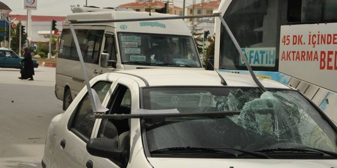 Bilbord Park Halindeki Aracın Camına Ok Gibi Saplandı