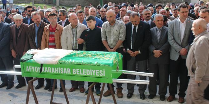 Küçük Tabuta Minik Gelinliği Örtüldü