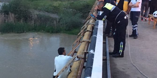 Köpründen Irmağa Atladı, İtfaiye Ekipleri Kurtardı