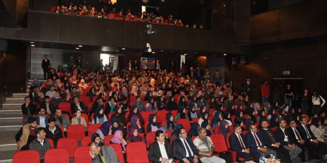 Kars’ta Sıtkı Aslanhan’ın Stant Up Gösterisi Yoğun İlgi Gördü