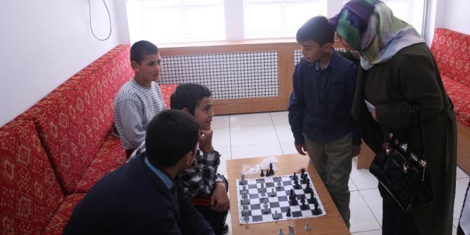 Başkan Duruay’ın Eşi Hatice Duruay, Okul Ve Kur’an Kurslarını Ziyaret Etti.