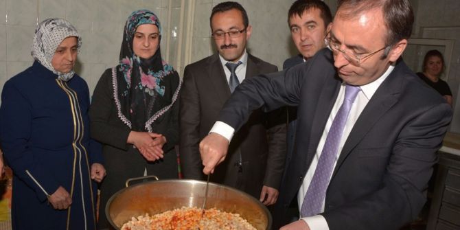 Başkan Vekili Akgül Kilim Dokuyup Yemek Pişirdi