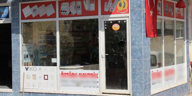 Bisikletli Oğlunu Sıkıştıran Araç Sürücüsünü Ayağından Vurdu