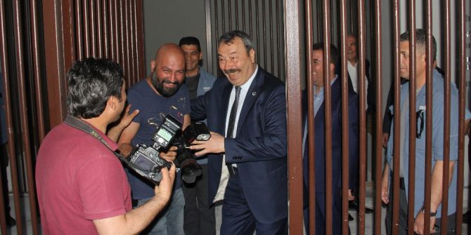 Emniyet Müdürü Gazetecileri Nezarete Attı