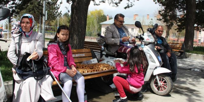 Engellilerden Vatandaşlara Kandil Simidi