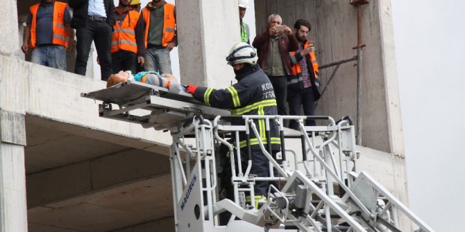 İnşaattan Düşerek Yaralanan İşçiye Film Gibi Kurtarma