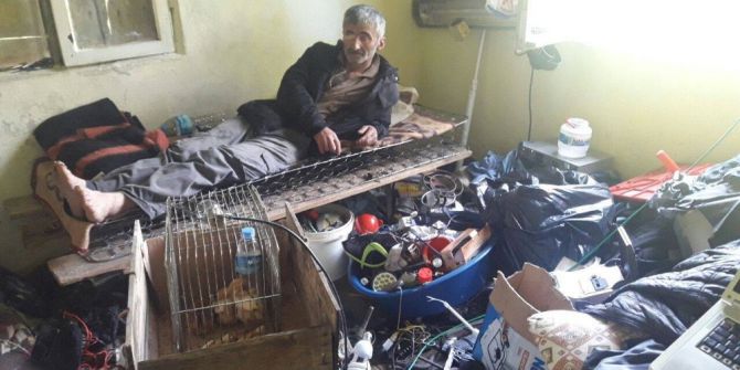 Çöp Evde Yaşamaya Çalışıyor