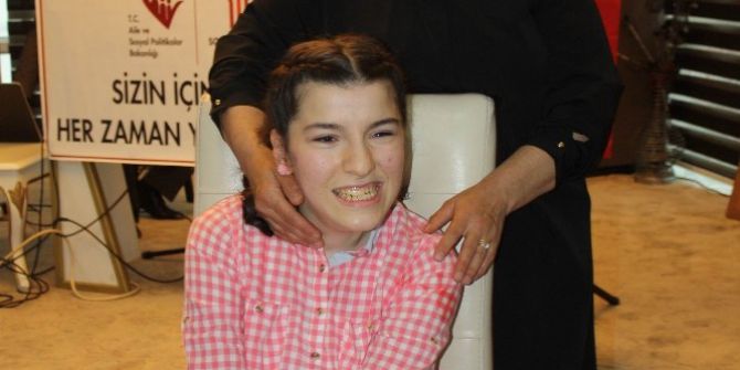 22 Yıldır Engelli Kızına Fedakarca Bakan Anneye Yılın Annesi Ödülü