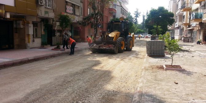 Akdeniz’de Asfalt Çalışmaları Sürüyor