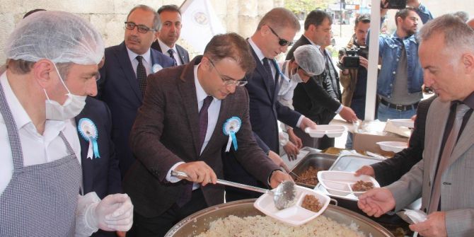 Sivas’ta Bin Kişiye Vakıf Yemeği Dağıtıldı