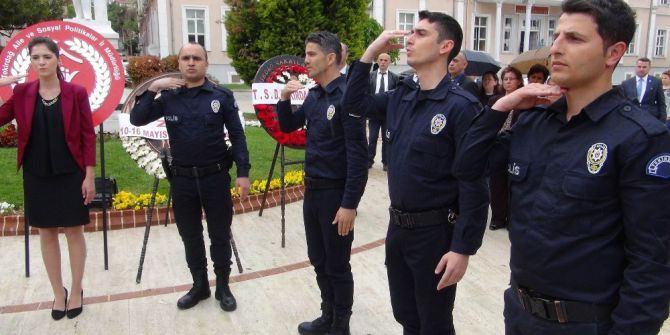 Polis Korosu İşaret Diliyle İstiklal Marşı Okudu