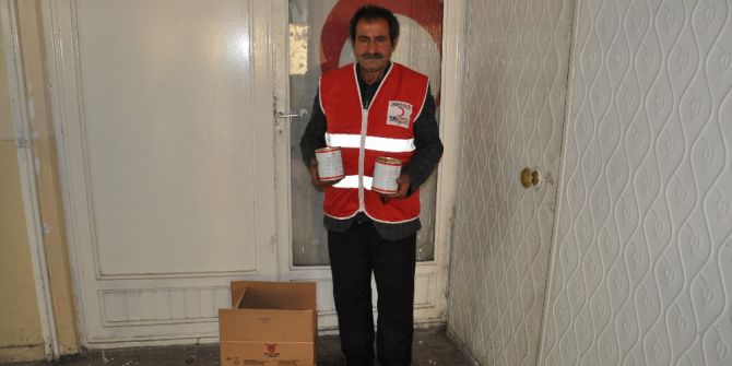 Kızılaydan Gıda Ve Giyim Yardımı