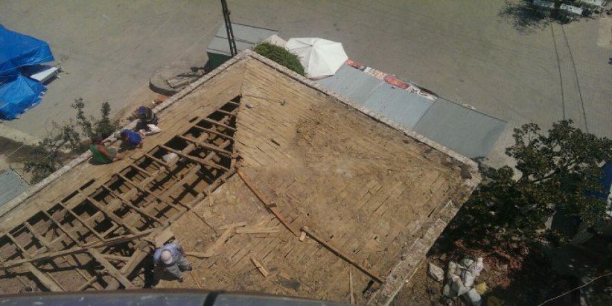 Gelibolu Burhanlı Camii’nin Çatısı Değişiyor