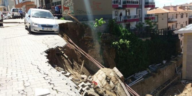 Kırıkkale’de Yol Çöktü, Araç Askıda Kaldı