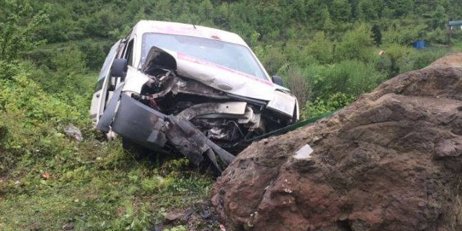 Yoldan Çıkan Otomobil Kayaya Çarptı: 2 Yaralı
