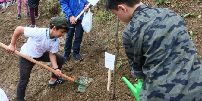 Çocuklar, 15 Temmuz Şehitleri İçin 249 Fidan Dikti