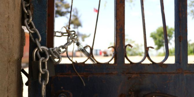 Aladağ’da 12 Kişinin Hayatını Kaybettiği Yurt Binasının Yerinde Türk Bayrağı Ve Molozlar Kaldı