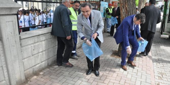 Öğrenciler, Sokakta Çöp Topladı