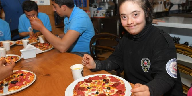 Engelli Çocuklar Pizza Yapmayı Öğrendi