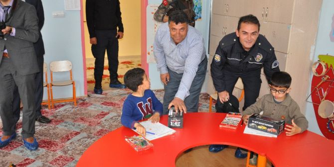 Kaymakam Uzan’dan Anaokulu Öğrencilerine Oyuncak