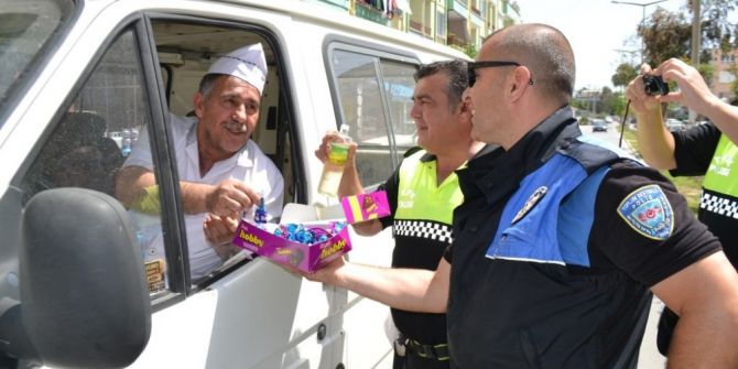 Bozyazı’da Trafik Polislerinden Sürücü Ve Yayalara Çikolata İkramı