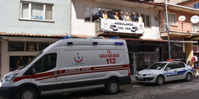 "Bayrak Dayısı" 112 İçin Balkona Çıktı