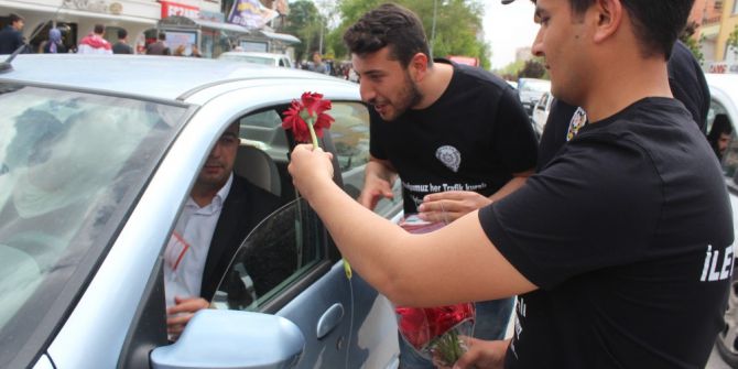 İletişim Fakültesi Öğrencileri Sürücülere Sürücülere Karanfil Ve Lokum Dağıttı