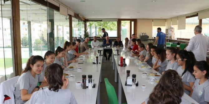 Büyükşehir’in Minik Voleybolcuları Bulgaristan Yolcusu